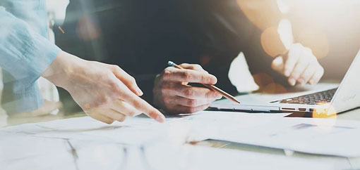 我們的貼標(biāo)機(jī)可以根據(jù)客戶(hù)的具體需求進(jìn)行定制，包括貼標(biāo)速度、標(biāo)簽尺寸、貼附位置等多個(gè)方面，滿(mǎn)足不同行業(yè)和產(chǎn)品的貼標(biāo)需求。